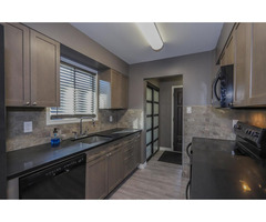 Vacant clean 3 bedroom home available now in Ontario | free-classifieds-canada.com - 2