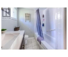Fully finished 3 bedroom, 3 bathroom home for rent in Guelph, Ontario | free-classifieds-canada.com - 4